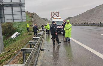 Bursa'da otoyolda bariyerlere çarparak devrilen otomobilin sürücüsü öldü