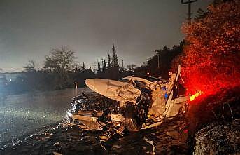 Kocaeli'de tırla çarpışan otomobilin sürücüsü öldü