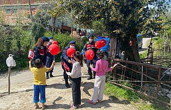 Bartın'da ve Sakarya'da çocuklar hediyelerle sevindirildi