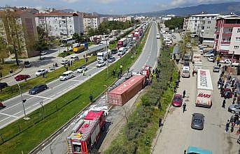 Bursa'da devrilen tırın dorsesinin altında kalarak alev alan otomobilin sürücüsü öldü