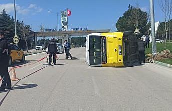 Bursa'da minibüsün devrilmesi sonucu 5 kişi yaralandı