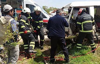 Kocaeli'de işçi minibüsü elektrik direğine çarptı: 5 yaralı