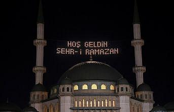 Taksim Meydanı'na yapılan camiye ilk kez ramazan mahyası asıldı