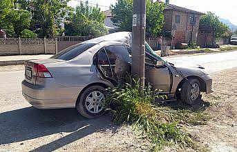 Sakarya'da elektrik direğine çarpan otomobildeki iki kişi yaralandı