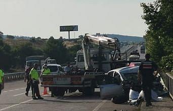 Balıkesir'de bariyerlere çarpan otomobildeki 4 kişiden biri hayatını kaybetti