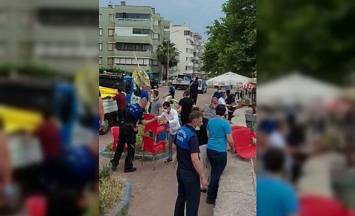 Bursa'da zabıta ekipleri esnafın sahili işgal eden malzemelerini kaldırdı