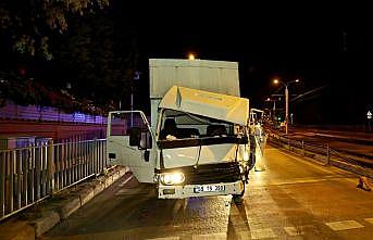 İstanbul'da ambulansla çarpışan kamyonetin sürücüsü yaralandı