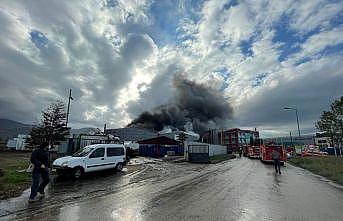 Kocaeli'de geri dönüşüm fabrikasında çıkan yangına müdahale ediliyor