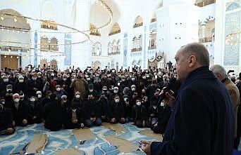 Cumhurbaşkanı Erdoğan, cuma namazını Büyük Çamlıca Camisi'nde kıldı: