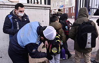 ÖĞRENCİLER İÇİN REFLEKTÖRLÜ ÇIKARTMA UYGULAMASI BAŞLADI