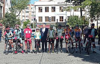 Bisikletçilerin Selanik'ten Samsun'a taşıdığı Ata toprağı İstanbul'a ulaştı