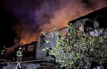 Bursa'da tekstil atölyesinde çıkan yangın eve sıçradı