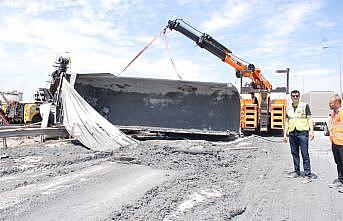 İstanbul TEM Otoyolu'nda  aracın karıştığı trafik kazasında 3 kişi yaralandı