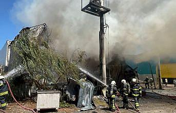 Boya fabrikasında çıkan yangına müdahale ediliyor