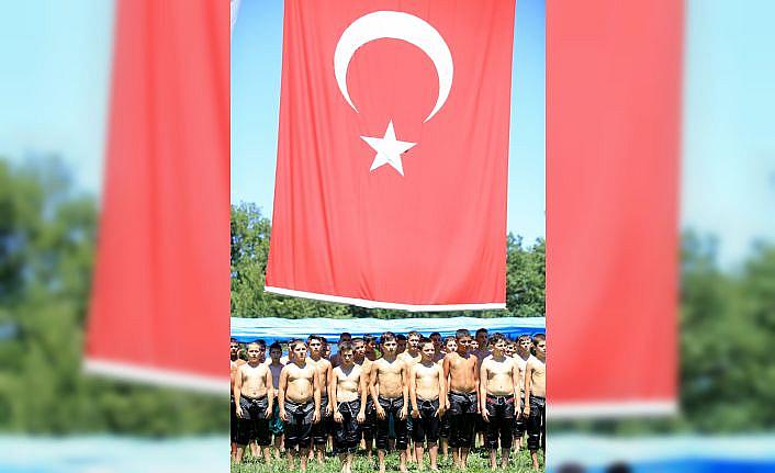 Pehlivanlar er meydanına 15 Temmuz şehitlerine dua ederek çıktı