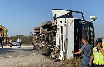 Balıkesir'de midibüs devrildi