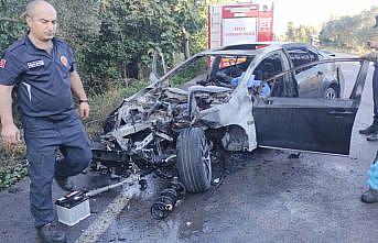 Bursa'da ağaca çarpıp alev alan otomobilin sürücüsü öldü