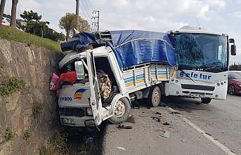 Kocaeli'de servis midibüsü ile kamyonet çarpıştı, 4 kişi yaralandı