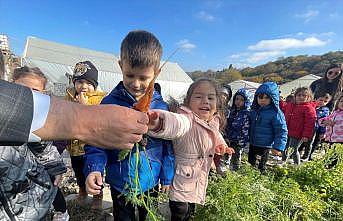 Okul bahçesinde bitki yetiştiren öğrencilere doğa sevgisi aşılanıyor