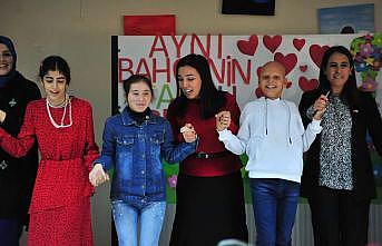 Bursa'da özel öğrencilerden Dünya Engelliler Günü programına gelen ailelerine sürpriz konser