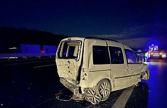 Kocaeli'de otomobil ve hafif ticari aracın çarpışması sonucu 6 kişi yaralandı