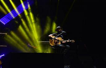 Şarkıcı Gökhan Türkmen Bursa'da konser verdi