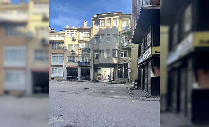 Bursa'da altından sokak geçen bina görenleri şaşırtıyor