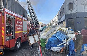 Sakarya'da mobilyacılar çarşısında çıkan yangın hasara yol açtı