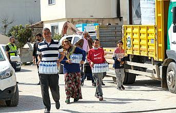 Bursa Büyükşehir Belediyesi Hatay'da depremzedelere içme suyu dağıttı