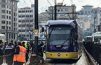 Fatih'te tramvay raydan çıkıp elektrik direğine çarptı