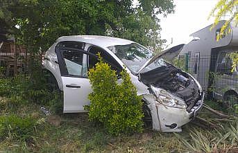 Sancaktepe'de virajı alamayıp kaldırıma çarpan otomobilin sürücüsü yaralandı