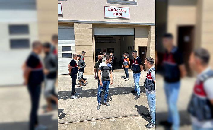 Kocaeli'de 12 düzensiz göçmen sınır dışı edildi