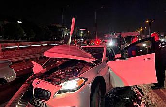 Kocaeli'de bariyerlere çarpan otomobildeki 3 kişi yaralandı