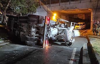 Beyoğlu'nda virajı alamayan beton mikseri devrildi