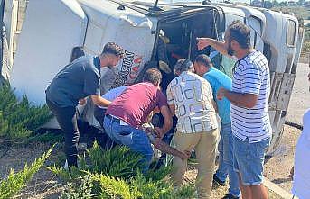 Yalova'da devrilen hurda yüklü tırda sıkışan sürücüyü vatandaşlar kurtardı