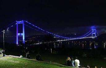 İstanbul'daki iki köprü Dünya Denizcilik Günü için ışıklandırıldı