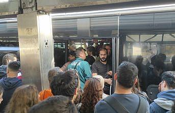 İstanbul'da bazı metrobüs duraklarında yoğunluk yaşandı