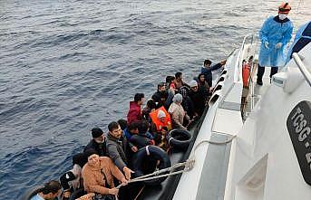 Çanakkale açıklarındaki operasyonlarda 69 düzensiz göçmen karaya çıkarıldı