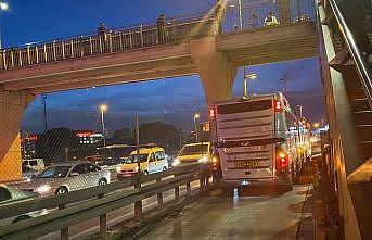 İstanbul'da metrobüs arızası duraklarda yolcu yoğunluğuna yol açtı