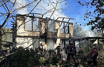 Sakarya'da yangın çıkan ahşap ev kullanılamaz hale geldi