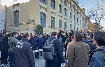 İstanbul'da üniversitede “mescide ayakkabıyla girilmesi“ protesto edildi