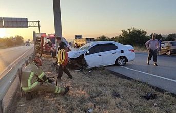 Bursa'da elektrik direğine çarpan otomobilin sürücüsü sıkıştı