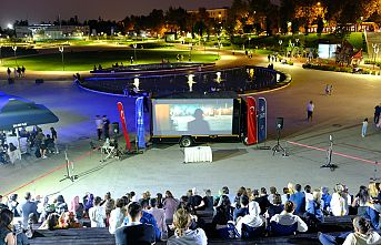 Atatürk Stadyumu Kütüphanesi önünde sinema keyfi