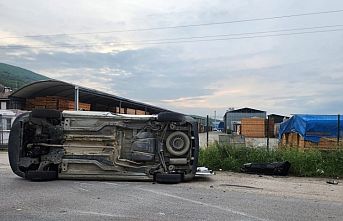 Bursa'da otomobilin çarptığı ticari araç devrildi!