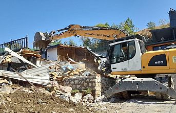 Gökçeören’de kaçak bir villa daha yıkıldı