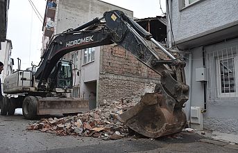 Gemlik Belediyesi metruk bina yıkımlarını sürdürüyor