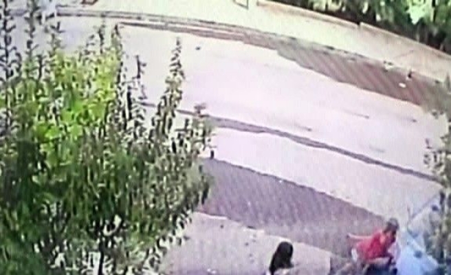 12 Yaşındaki Sürücü, Kaldırımdaki Çocuklara Çarptı