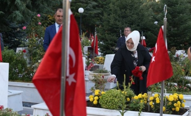 Bakan Selçuk'tan şehit ailelerine ziyaret