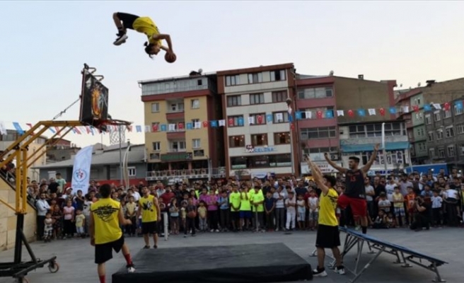 Hakkari'de akrobatik basketbol gösterisi