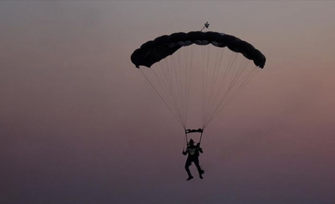 Festival alanına paraşütle indi